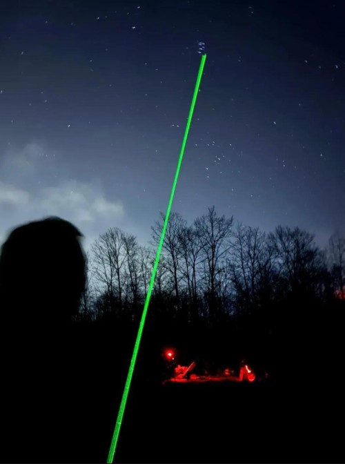 Gemindiler Unçukuru Kovalıca Mevkiini Bilim Meydanına çevirdi. Dün gece, 2025’in en görkemli gök olayı Geminid Meteor Yağmuru için Nilüfer Unçukuru’ndaydık. Şehir merkezinden kaçıp karanlığa sığındığımız bu gecede, dondurucu soğuğa ve başlangıçtaki bulutlu havaya rağmen gökyüzü bizden yana oldu; muhteşem bir gökyüzü sundu. Bizim İçin Gecenin En Parlak Anı Neydi? Sadece başımızın üzerinden geçen Geminidler değil; bilimi sahiplenen Unçukuru halkıydı. Muhtarımızın yoğun çabasıyla, köy imamının ailesini alıp gelmesi, bir dedenin torunlarının ısrarıyla soğuğa meydan okuyup alana gelmesi gibi deneyimler BAAK ın misyonunu bir kez daha yerine getirmenin mutluluğunu yaşadık. Teknik Bir Zafer: Karanlığı Ölçtük! Bu gece sadece gözlem yapmadık, aynı zamanda bilimsel veri de topladık. Kovalıca mevkiinde yaptığımız SQM (Gökyüzü Kalitesi) ölçümlerinde 20.80 kadir/açısaniye² değerine ulaştık. Bu, bölgenin sandığımızdan çok daha karanlık ve değerli bir gözlem noktası olduğunu kanıtlıyor. Neler Yaptık? Jüpiter ve Satürn’ü teleskoplarımızla ziyaret ettik. Işık kirliliğini ve mitolojik öyküleri konuştuk. Arif Hocamızın lazerli gökyüzü turuyla Capella’yı, Orion Kuşağı’nı ve Yedi Kandilli Süreyya’yı selamladık. Ve elbette, başımızı göğe çevirdiğimiz her seferde 3200 Phaethon’dan kopup gelen meteorları hep birlikte saydık! En başta bu unutulmaz geceyi mümkün kılan, bilim sevgisiyle dolu Unçukuru’nun değerli Muhtarı Sayın Sedat Karatay olmak üzere; katkılarından dolayı Nilüfer Belediyesi’ne, organizasyondan anlatımlara kadar emek veren tüm BAAK ekibimize ve soğuğa aldırmadan bizimle göğe bakan tüm katılımcılara teşekkür ederiz. Bir sonraki karanlıkta buluşmak üzere!